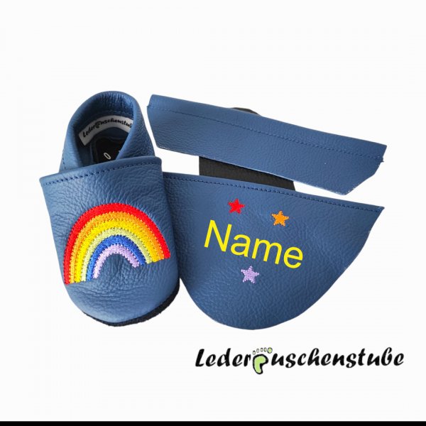 Lederpuschen jeansblau mit rechts Stickerei Regenbogen und links Sterne mit Namen